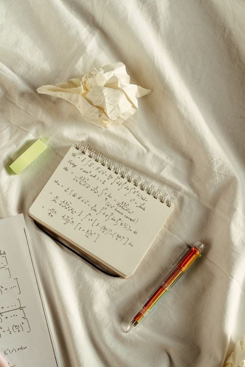 Geometri çalışması için kitaplar ve çizimler